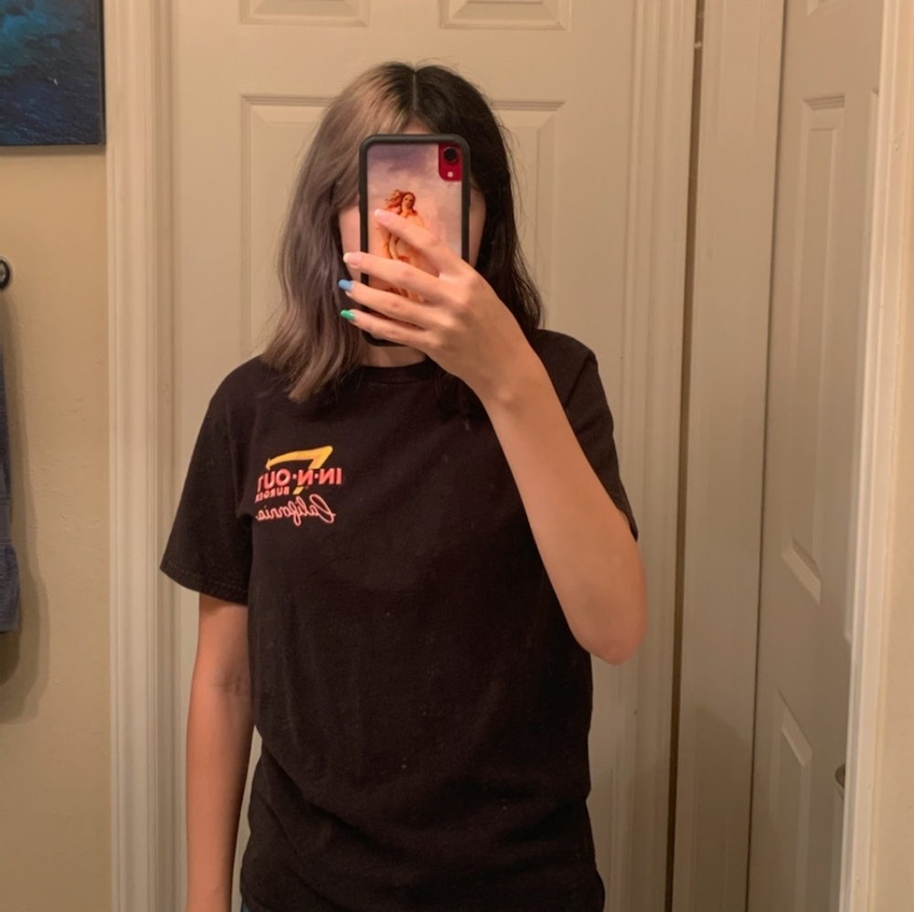 In n out t shirt size small